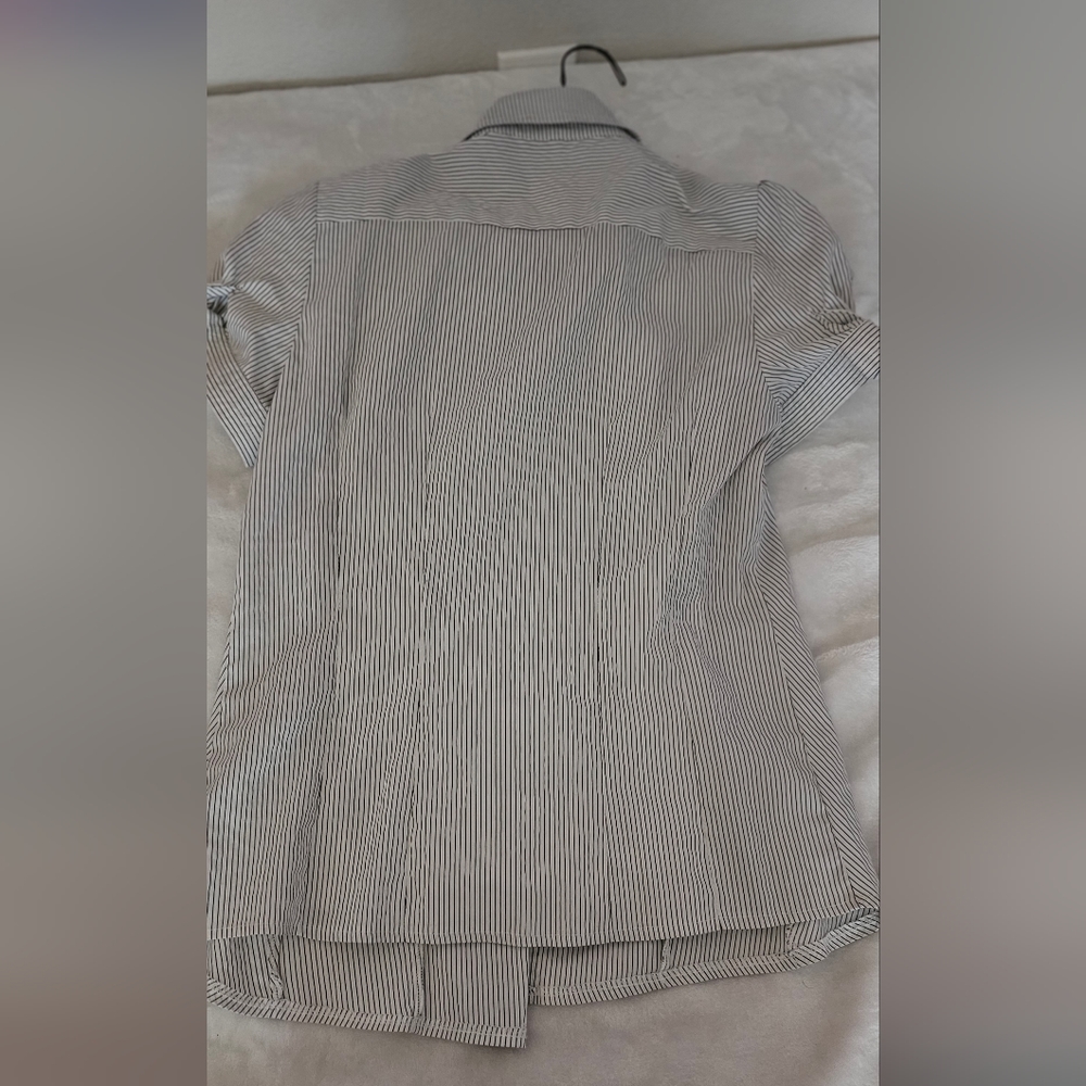 Im selling a button down shirt